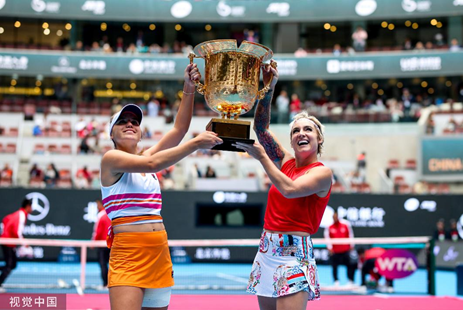 媒体人：澳大利亚比国足晚分钟出来热身.